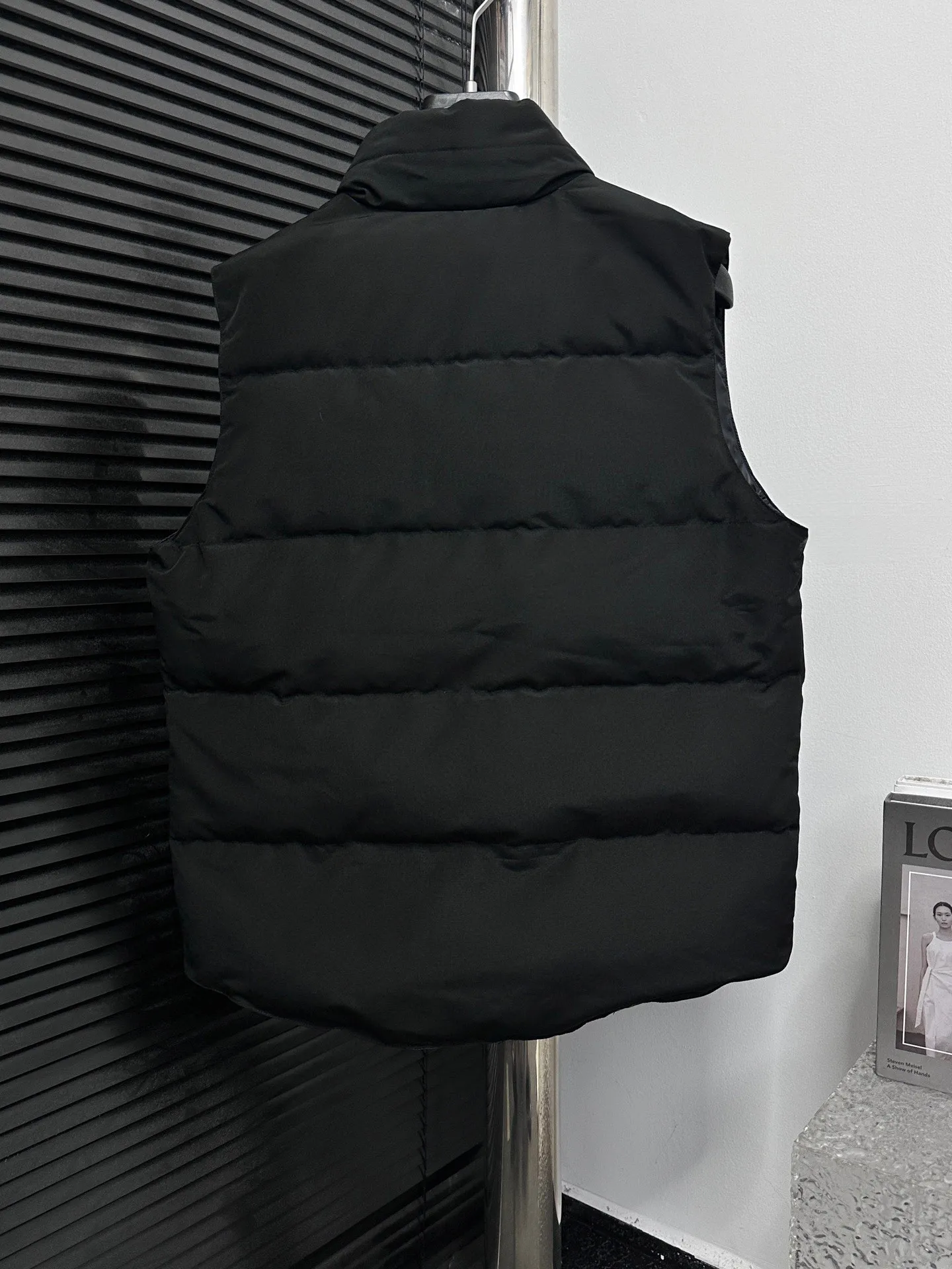 P360 [Canada Goose] Canada Goose black label #Freestyle Crew 4151mb men’s and women’s vest down ➖ Imported Behringer embroidery machine with customized 10,000-needle embroidery label! ➖ Imported 21-count polyester-cotton blended original fabric, using Feather-Light 10D waterproof coating fabric, made of 84.5% polyester fiber and 15.5% cotton, 100% the best feel in the entire network! ➖ The genuine official website uses the national standard 80 white duck down, and will never be misled by false claims such as 90 down or goose down! ➖ 100% nylon nylon lining with double double-layer sealing design to prevent velvet from running away. Top-grade polar fleece is used in the collar and pockets to keep warm and comfortable! ➖ Yoshida YKK provides original custom-made electroplated sliders. YKK two-way lockable zippers are tight and smooth and will not peel off paint! ➖ 3M composite original Velcro is durable, and all accessories and hardware are disassembled and customized! ⛔No slander, no exaggeration, no need for too much copywriting, because it is focused, it is professional!  SIZE: XS S M L XL XXL